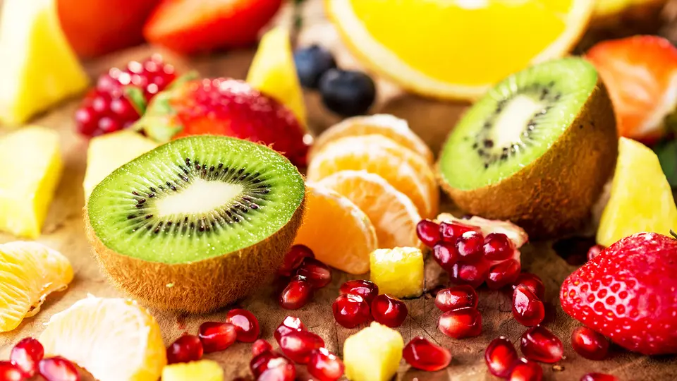 Frutta fresca tagliata, simbolo di nutrizione consapevole