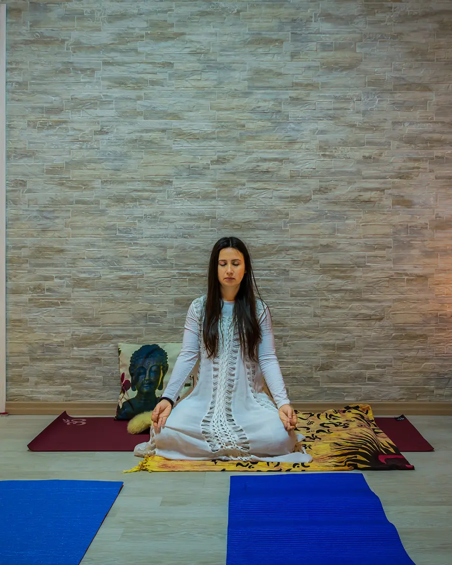 Emanuela Caboni in una pratica di meditazione